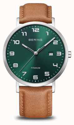 Bering Titane | cadran vert soleillé avec guichet de date | bracelet en cuir marron | boîtier en titane brossé 18640-568